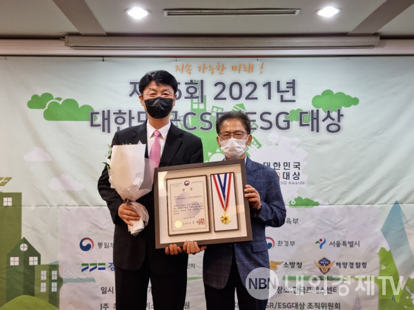 양무룡(왼쪽) 은산해운항공 전무가 한국서비스산업진흥원 관계자로부터 상장과 기념메달을 받은 뒤 기념촬영을 하고 있다. 은산해운항공 제공