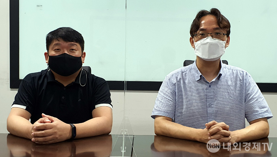 왼쪽부터 고배석 엠게임 이사, 김용준 융복합사업본부 본부장