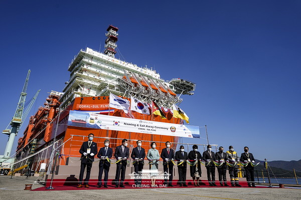 ▲FLNG선 출항 명명식 (사진제공=청와대)