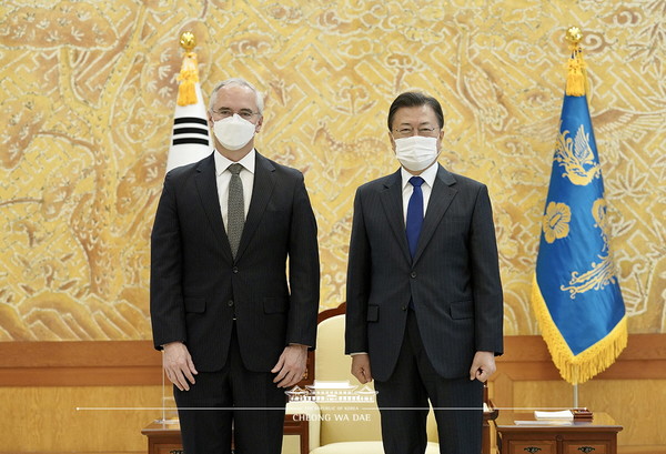 ▲리처드 해쳇 CEPI 대표를 만난 문재인 대통령 (사진제공=청와대)