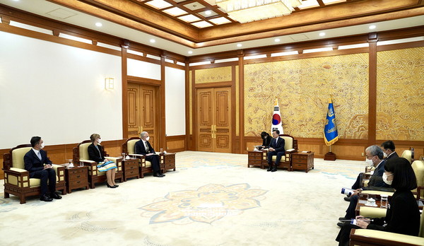 ▲리처드 해쳇 CEPI 대표를 만난 문재인 대통령 (사진제공=청와대)