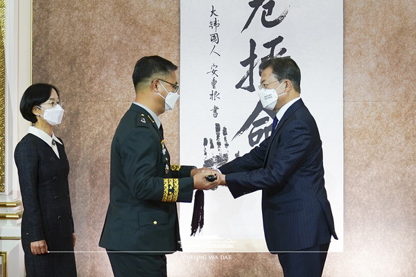 ▲준장 진급자 삼정검 수여식 (사진출처=청와대 홈페이지)