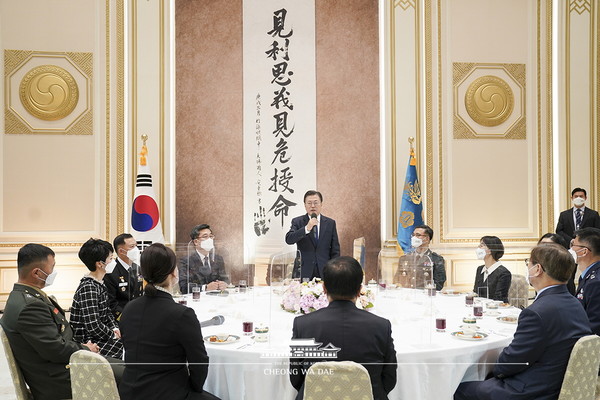 ▲준장 진급자 삼정검 수여식 환담식 (사진출처=청와대 홈페이지)