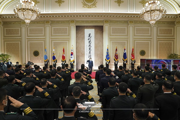 ▲준장 진급자 삼정검 수여식 (사진출처=청와대 홈페이지)