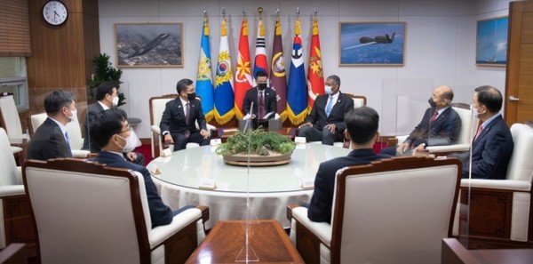 서욱 국방부 장관과 빈센트 前 연합사령관이 만났다. (사진제공=대한민국 국방부)