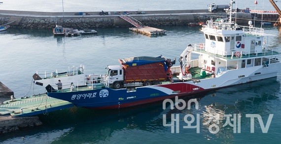 전국 지자체 최초의 해양쓰레기 수거 운반선인 통영아라호 전경.