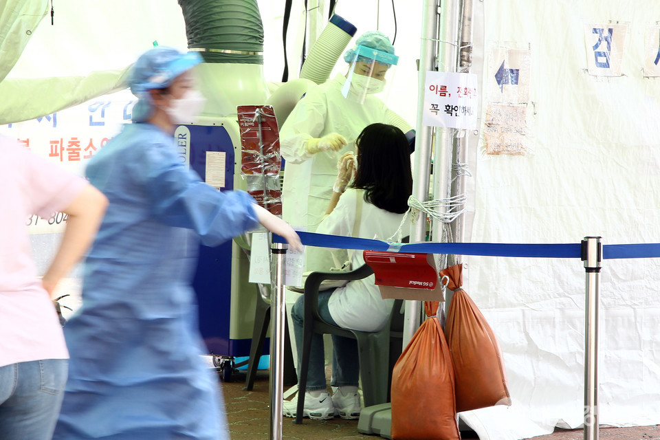 ▲지난 22일 오후 경기도 안양시 만안구 안양역에 마련된 코로나19 임시 선별검사소에서 의료진이 바쁘게 움직이고 있다. (사진출처=내외경제TV DB)