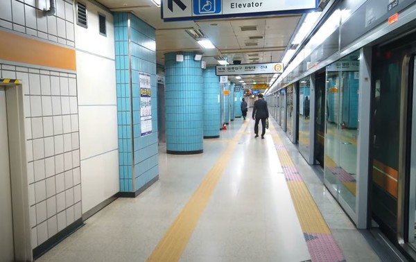 기관사가 코로나19에 확진되자 돌곶이역에서 승객들을 하차시켰다. (사진출처=유튜브 돌곶이역 캡처) 