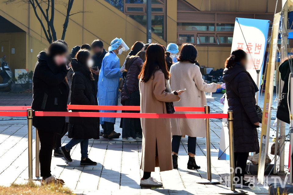 코로나19 신규 확진자 수가 7175명으로 역대 최다를 기록한 8일 오전 서울 구로구 구로역 광장 임시 선별검사소에 검사를 받기 위한 시민들이 대기하고 있다.