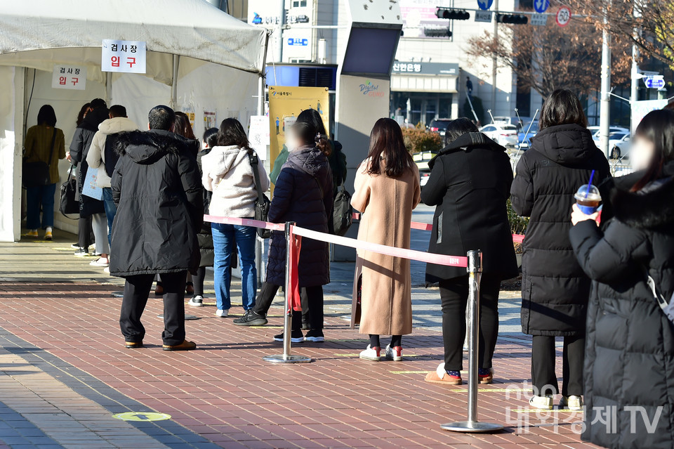 코로나19 신규 확진자 수가 7175명으로 역대 최다를 기록한 8일 오전 서울 구로구 구로역 광장 임시 선별검사소에 검사를 받기 위한 시민들이 대기하고 있다.