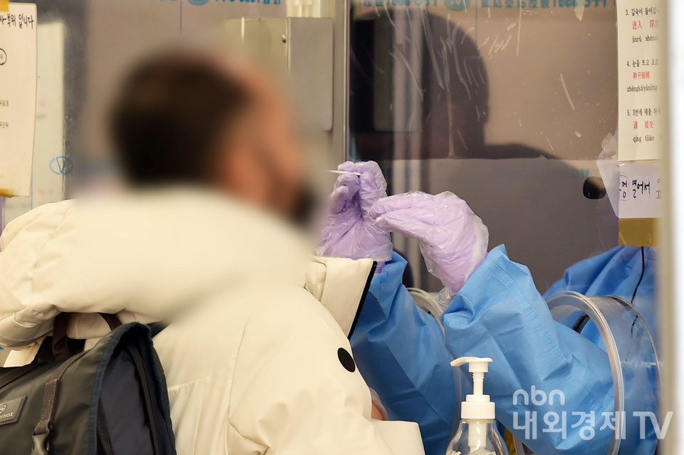 검체 채취하는 시민들.