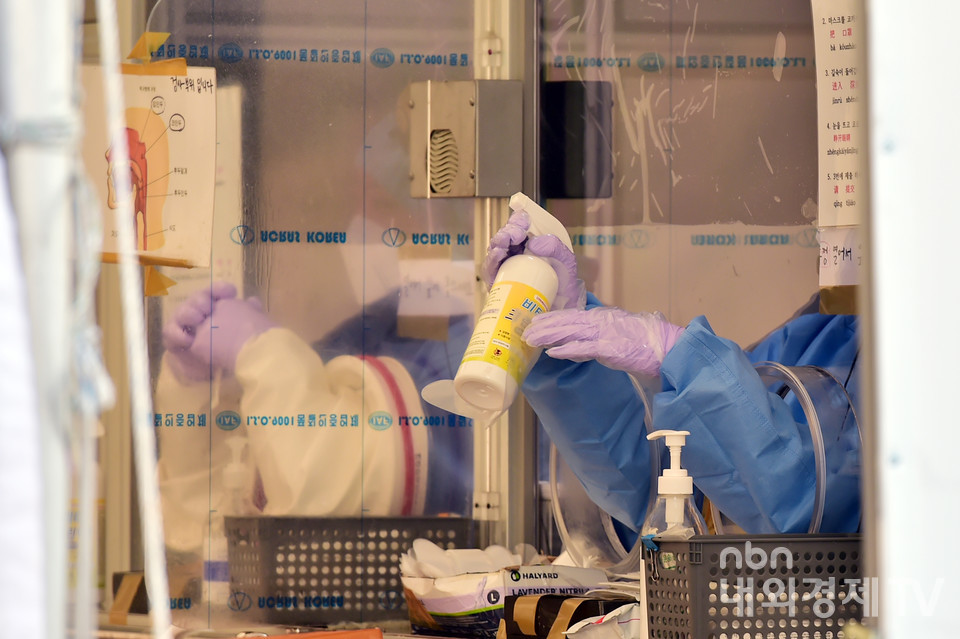 의료진이 부스를 소독하고 있다.