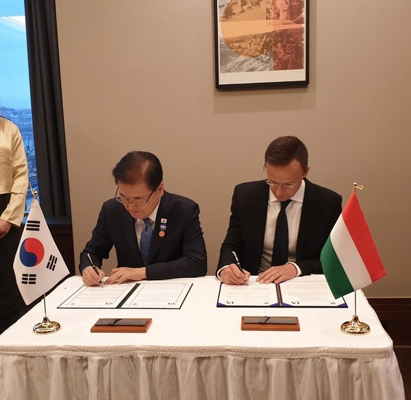 지난달 문재인 대통령 헝가리 국빈방문 당시 정의용 장관과 헝가리 씨야트로 장관이 협정식을 가졌다. (사진제공=외교부)