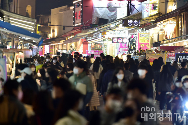 ▲서울 마포구 홍대거리가 많은 시민들로 붐비고 있다 (사진출처=내외경제TV DB)