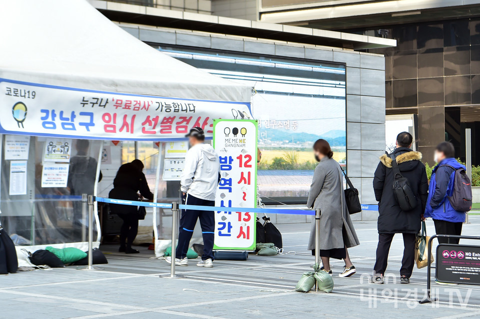 시민들이 서울 강남구 삼성역 임시 선별검사소 찾고 있다. (사진=내외경제TV)