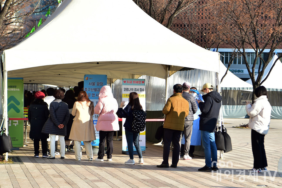 ▲연일 이어지는 코로나19 확진자 증가에 서울광장 임시 선별검사소를 찾은 시민들.