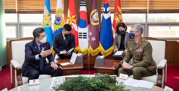 ▲대화를 나누는 서욱 국방부 장관과 릭 버 호주 육군참모총장 (사진출처=국방부 페이스북)