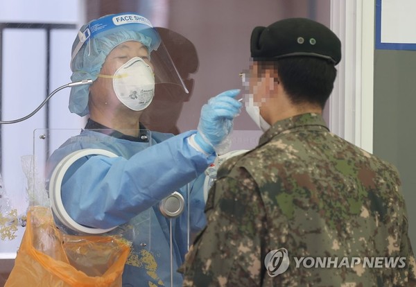 군내 코로나19(COVID-19) 신규 확진자가 전날보다 30명 늘었다 (사진=연합뉴스)