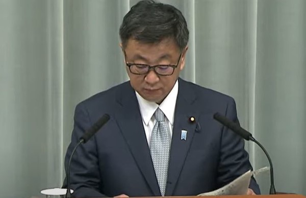 ▲마츠노 히로카즈 관방장관이 기자회견을 진행했다. (사진출처=유튜브 캡처)