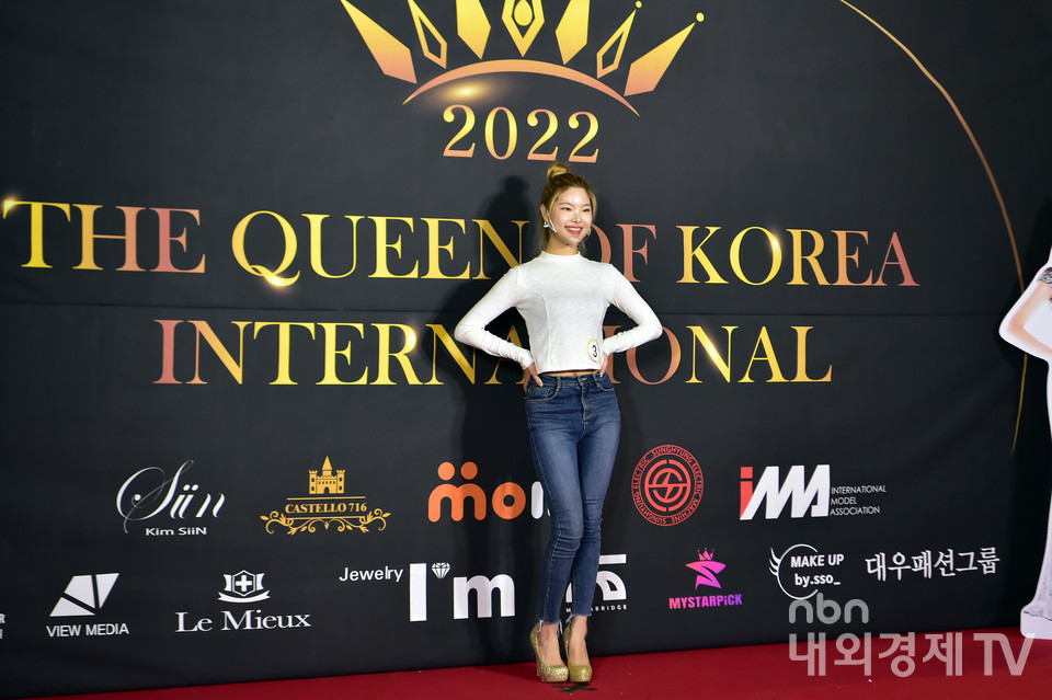 참가번호 3번 이지은 참가자의 미소 가득한 포즈.