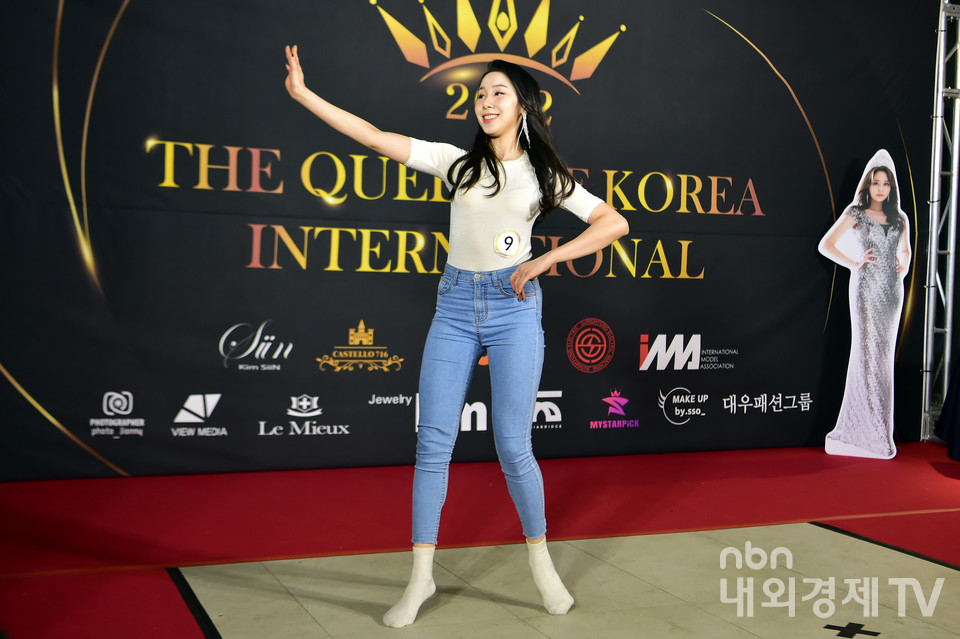 본인의 장기를 살려 한국무용 선보이는 참가번호 9번 최아영.