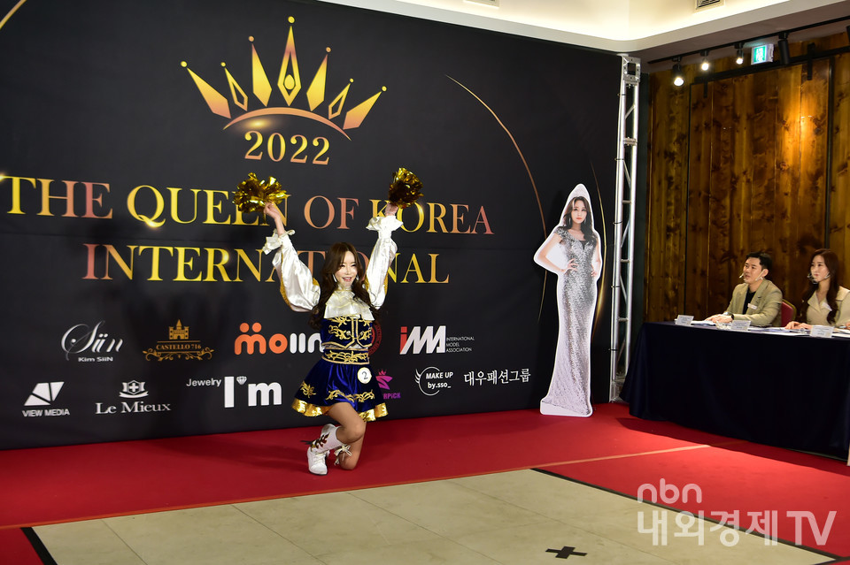 눈길 사로잡는 치어리딩 선보인 참가번호 2번 최현지.