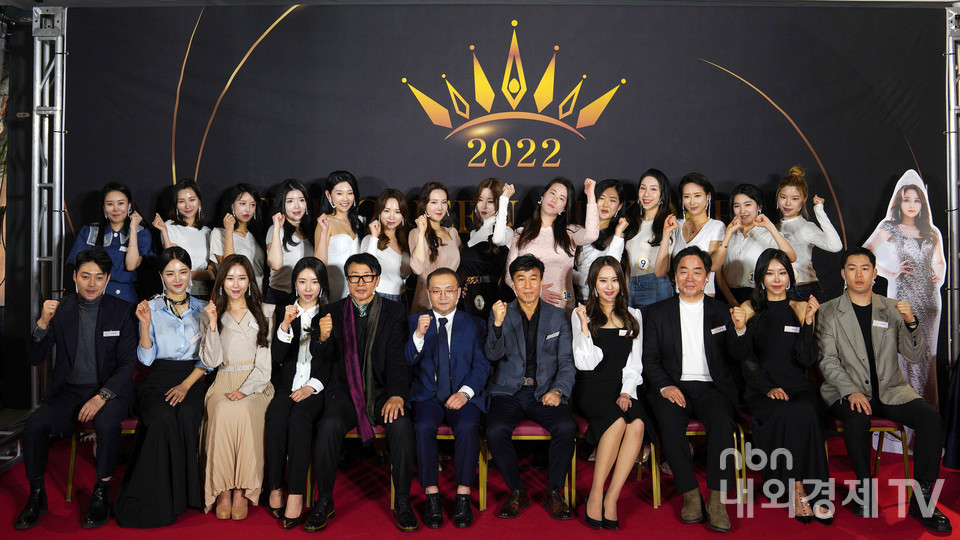 '2022 더 퀸 오브 코리아' 예선 참가자들과 심사위원들이 기념 촬영을 하고 있다.사진=더 퀸 오브 코리아 제공