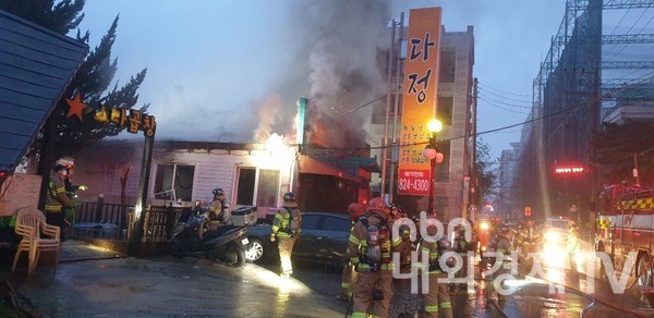 19일 소방당국 등에 따르면 이날 오전 5시 40분께 대전 유성구 유성온천역 인근 도로에 있던 그랜저 승용차(렌터카)에서 불이 나 차량이 전소됐다.차량 안에는 번개탄도 있었던 것으로 전해졌다.승용차 화재 현장 20ｍ 가량 떨어진 식당에서도 불이 나 집기류 등이 탔다.신고를 받고 출동한 119 소방대원은 1시간여만에 2곳의 불을 껐다.인명피해는 없는 것으로 파악됐다.경찰은 목격자 진술과 주변 폐쇄회로(CC)TV녹화영상 분석 등을 통해 방화 혐의자식당 주인 A(66)씨를 현장 인근에서 붙잡았다.(사진=송영훈 기자)