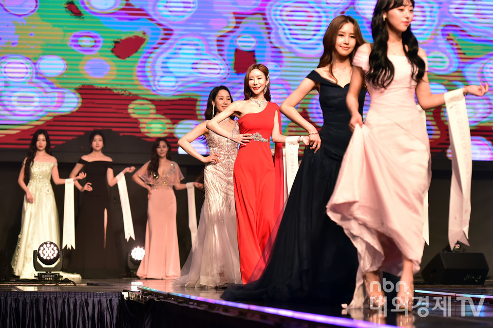'2022 더 퀸 오브 코리아' 본선 무대에 오른 참가자들이 드레스 심사를 위해 무대에 오르고 있다.