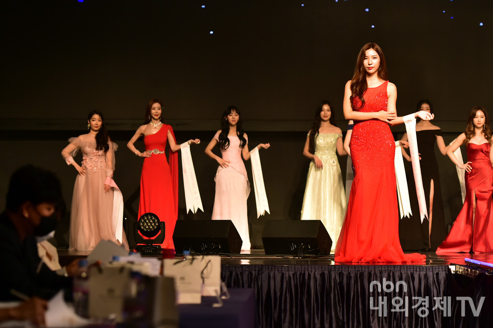 심사위원들 앞에서 포즈 취하는 윤재이.