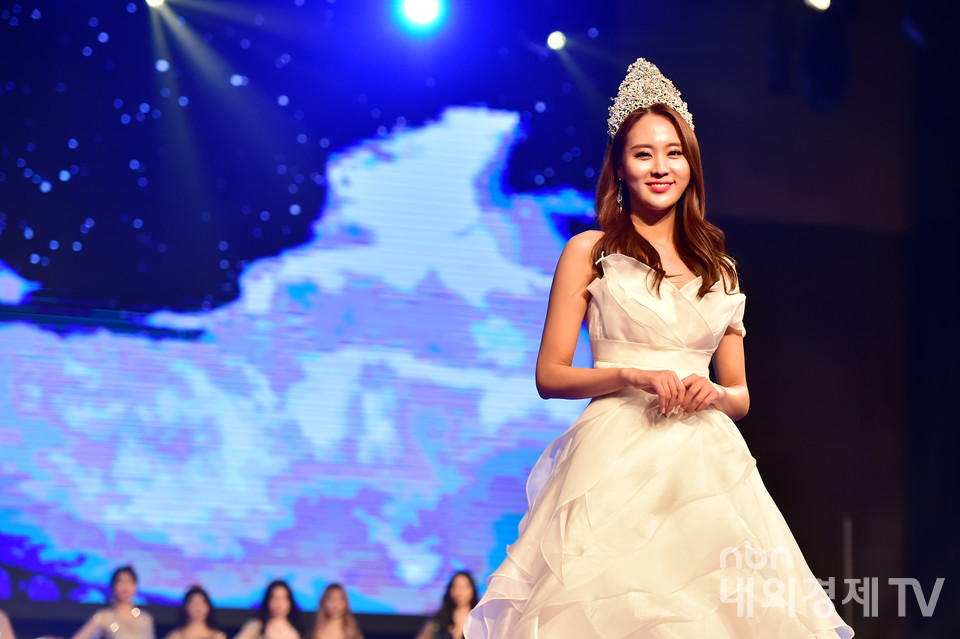 '2022 더 퀸 오브 코리아' 그랜드 위너(1위) 시상을 위해 '2018 더 퀸 오브 코리아' 박소정이 무대에 올랐다.