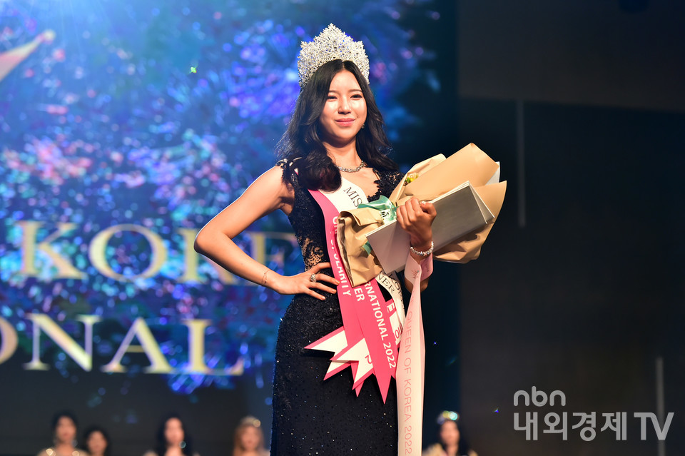 '2022 더 퀸 오브 코리아' 그랜드 위너에 오른 김민희가 수상 후 포즈를 취하고 있다.