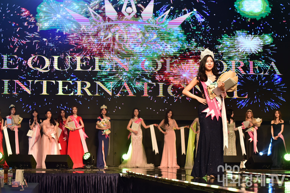 여왕의 행진. '2022 더 퀸 오브 코리아' 그랜드 위너 김민희.