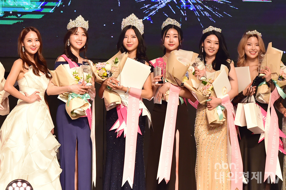 그랜드 위너(1위)를 포함한 2위부터 5위까지의 수상자들이 포즈를 취하고 있다. 왼쪽부터 '2018 더 퀸 오브 코리아' 박소정 2위 마리아, 그랜드 위너(1위) 김민희, 3위 강다현, 4위 전윤수, 5위 이지은.