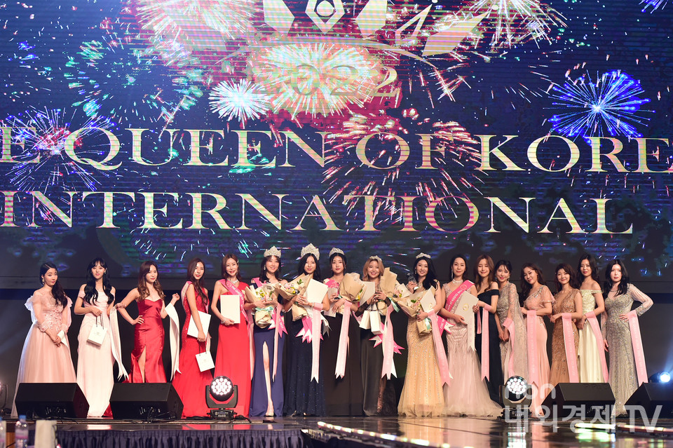 '2022 더 퀸 오브 코리아' 본선 무대를 마친 참가자들이 기념 촬영을 하고 있다.
