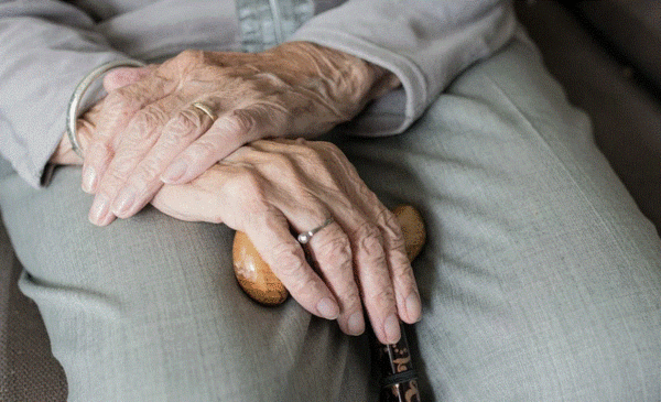 기초연금 수급자격은 상대적으로 어려운 생활을 보내고 있는 65세 이상에게 지급되는 연금이다./사진=픽사베이