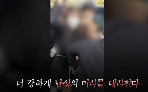 지하철 안에서 피해자의 머리를 휴대전화로 내리친 A씨/사진=엠빅뉴스 유튜브 캡처