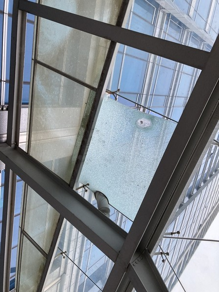 부산의 한 아파트 고층에서 아령이 떨어지는 사고가 발생했다. / 사진=부산소방본부