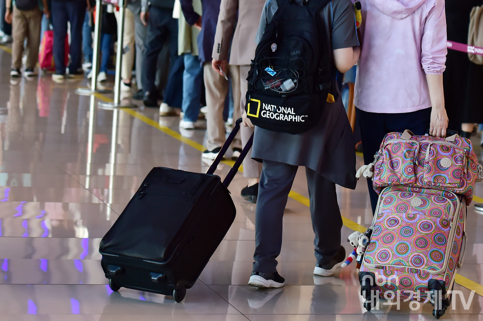 김포국제공항 국내선 청사를 이용하는 여행객들이 이동하고 있다.
