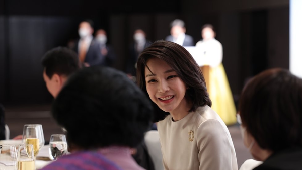 윤석열 대통령의 아내 김건희 여사가 저녁에 예정된 한미 정상 환영 만찬 직전 조 바이든 미국 대통령과 잠시 인사를 나눌 것으로 알려졌다./사진=연합뉴스