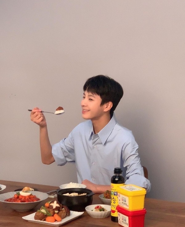 가수 정동원이 광고 촬영하는 모습을 공개했다. / 사진=정동원 인스타