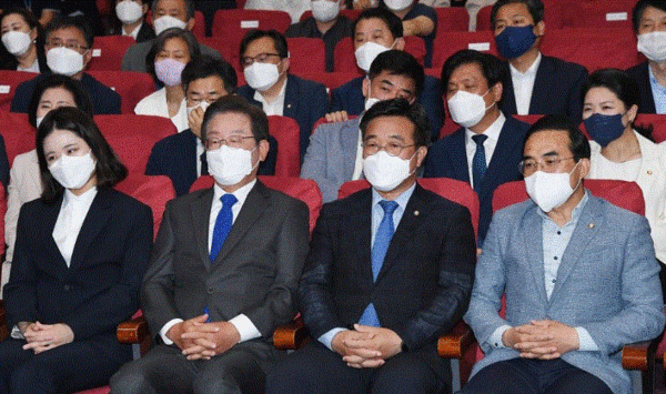  2일 6.1 지방선거 패배에 대한 책임을 지고 비대위원 총 사퇴 의사를 밝혔다. / 사진=연합뉴스