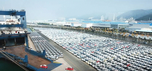 현대자동차 본사 사무직 직원들이 울산 공장 신차 탁송에 차질을 해결하고자 생상된 차량을 옮기고 있는 것으로 알려졌다. / 사진=현대자동차 울산공장