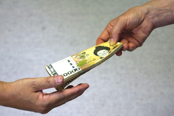 지난 5월 30일부터 소상공인 손실보상금 600만원 지급이 시작된 가운데 '소상공인 손실보전금' 홈페이지가 시스템 점검에 들어갔다.=픽사베이