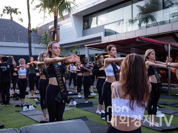 대회 참가자들이 최종 무대 런웨이 전 스포츠 레깅스 심사를 위한 사전 교육 프로그램에 참여하고 있다/ 사진= 'miss global 2022' 공식 웹사이트 갈무리.