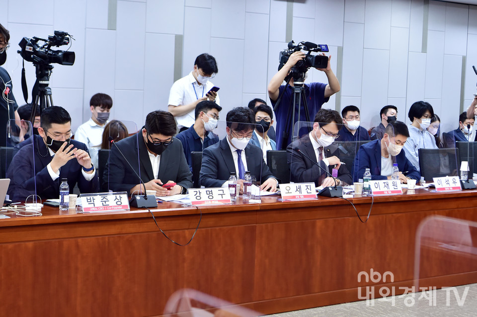 국내 주요 5대 거래소인 업비트, 빗썸, 코인원, 코빗, 고팍스 대표가 참석했다.