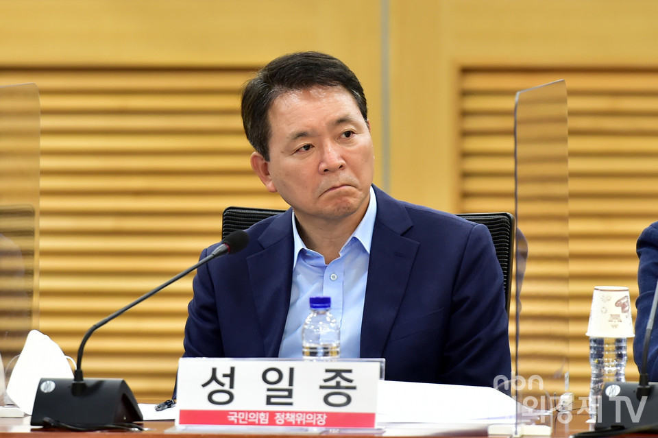국민의힘 성일종 정책위의장이 전문가 발언을 듣고 있다.
