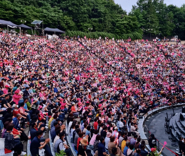 트로트 가수 송가인이 바쁜 스케쥴을 보내고 있는 가운데 콘서트는 물론 행사 무대까지 1순위로 화려하게 접수 중이다. / 사진=송가인 인스타그램