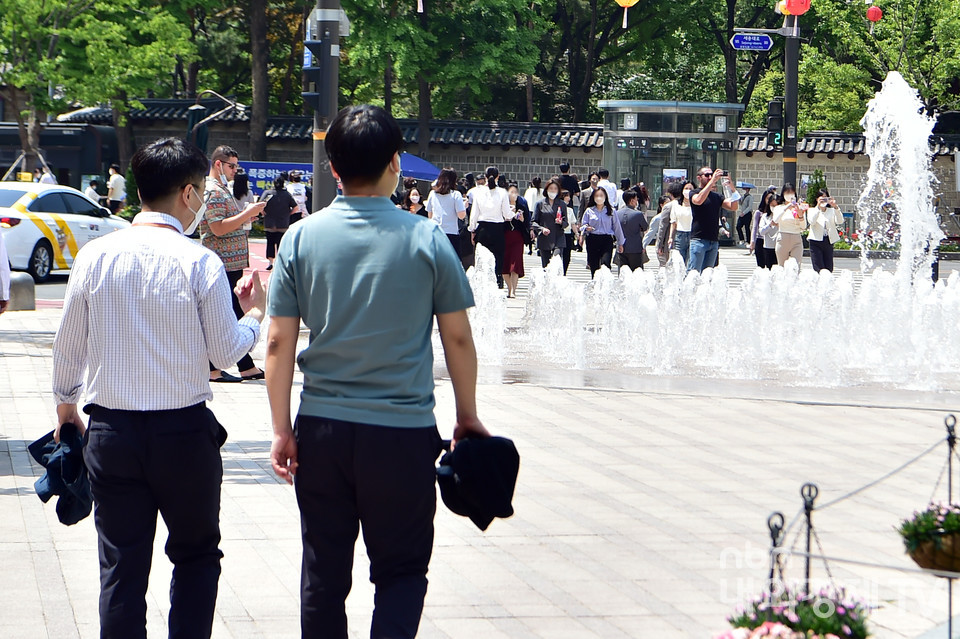 초여름 날씨를 보인 지난 11일 오후 시민들이 반팔 차림으로 이동하고 있다. / 사진=내외경제TV