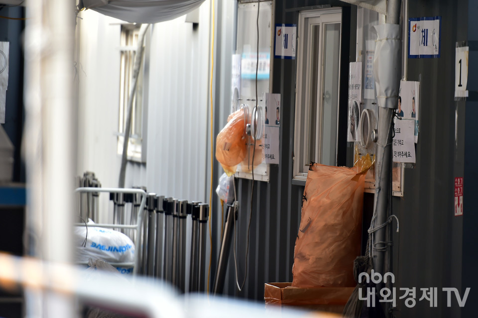 발길 뜸한 서울역광장 코로나19 임시 선별검사소. / 사진=내외경제TV